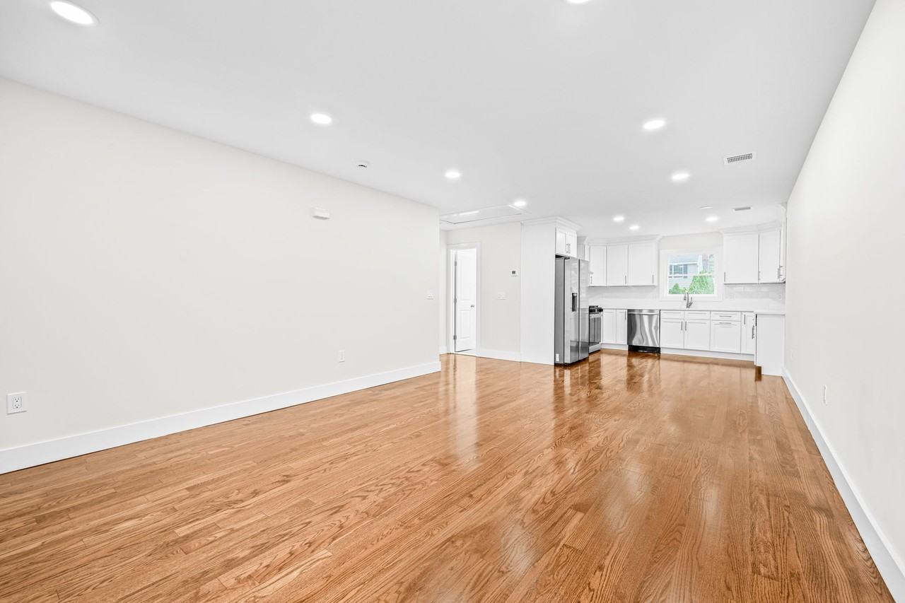 83 Harrison Ave - Photo 4 of 14
