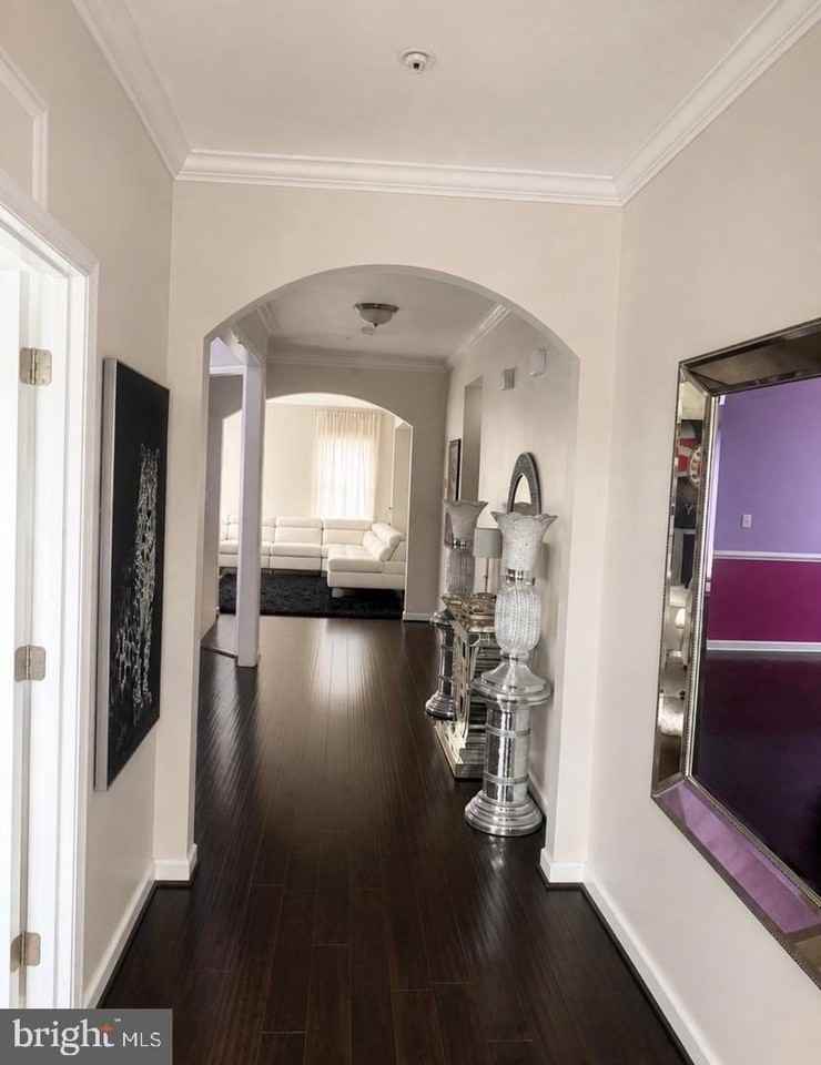 728 Falcon Ln - Photo 3 of 34