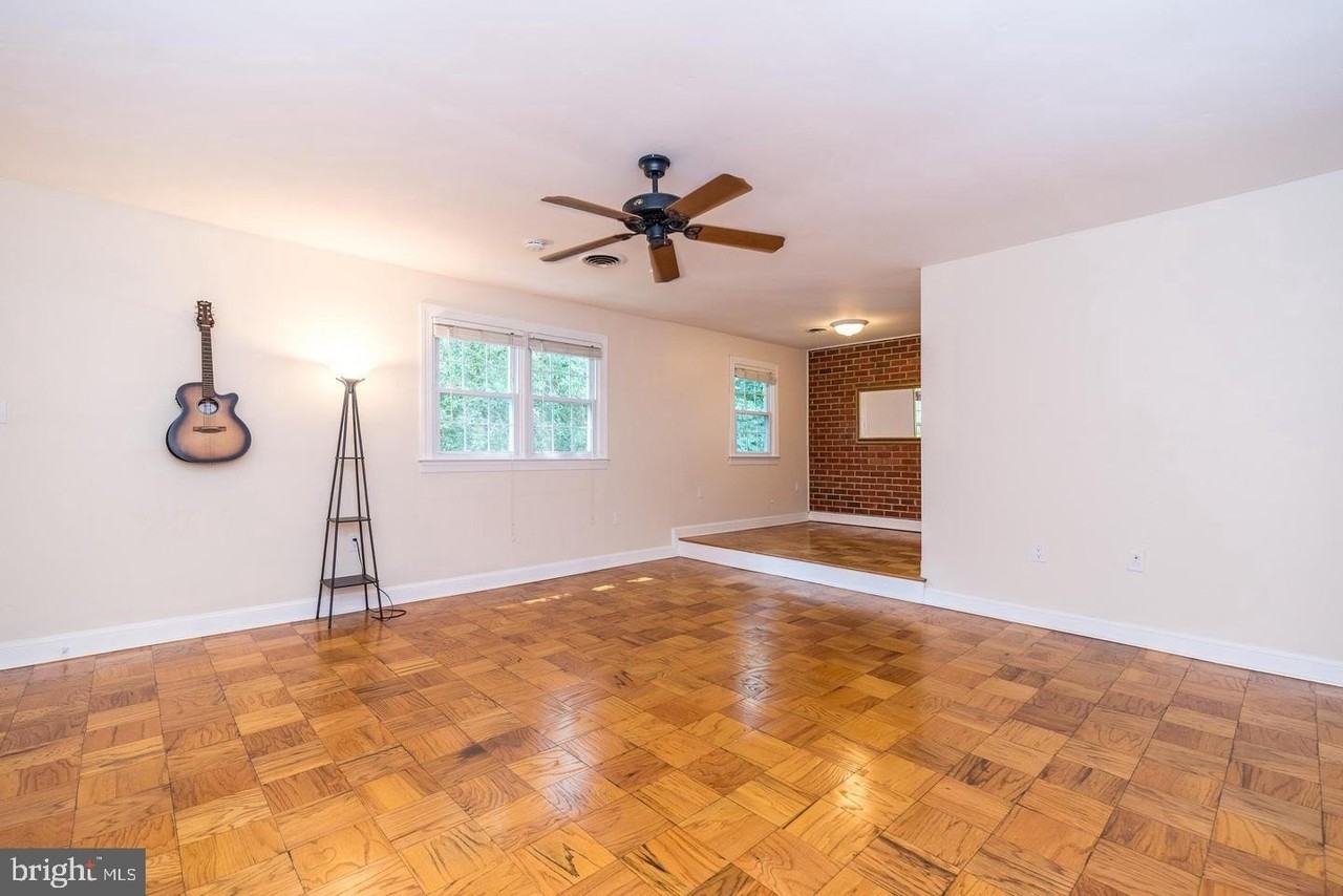 704 Yardley Cmns - Photo 2 of 11