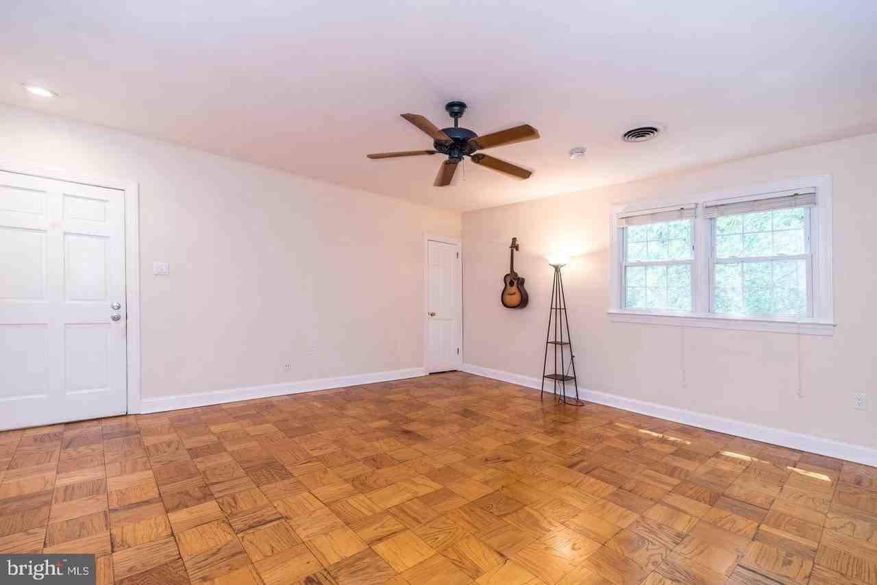 704 Yardley Cmns - Photo 3 of 11