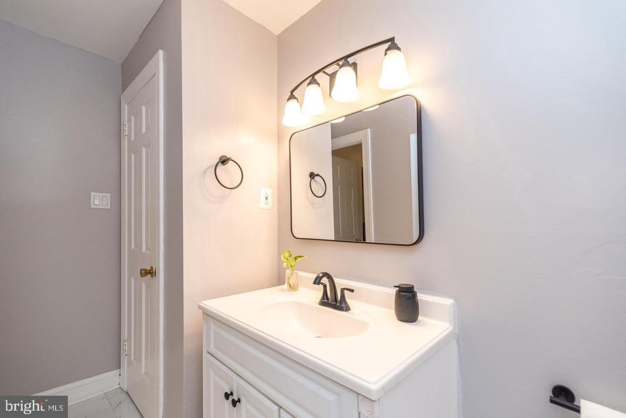 704 Yardley Cmns - Photo 6 of 11