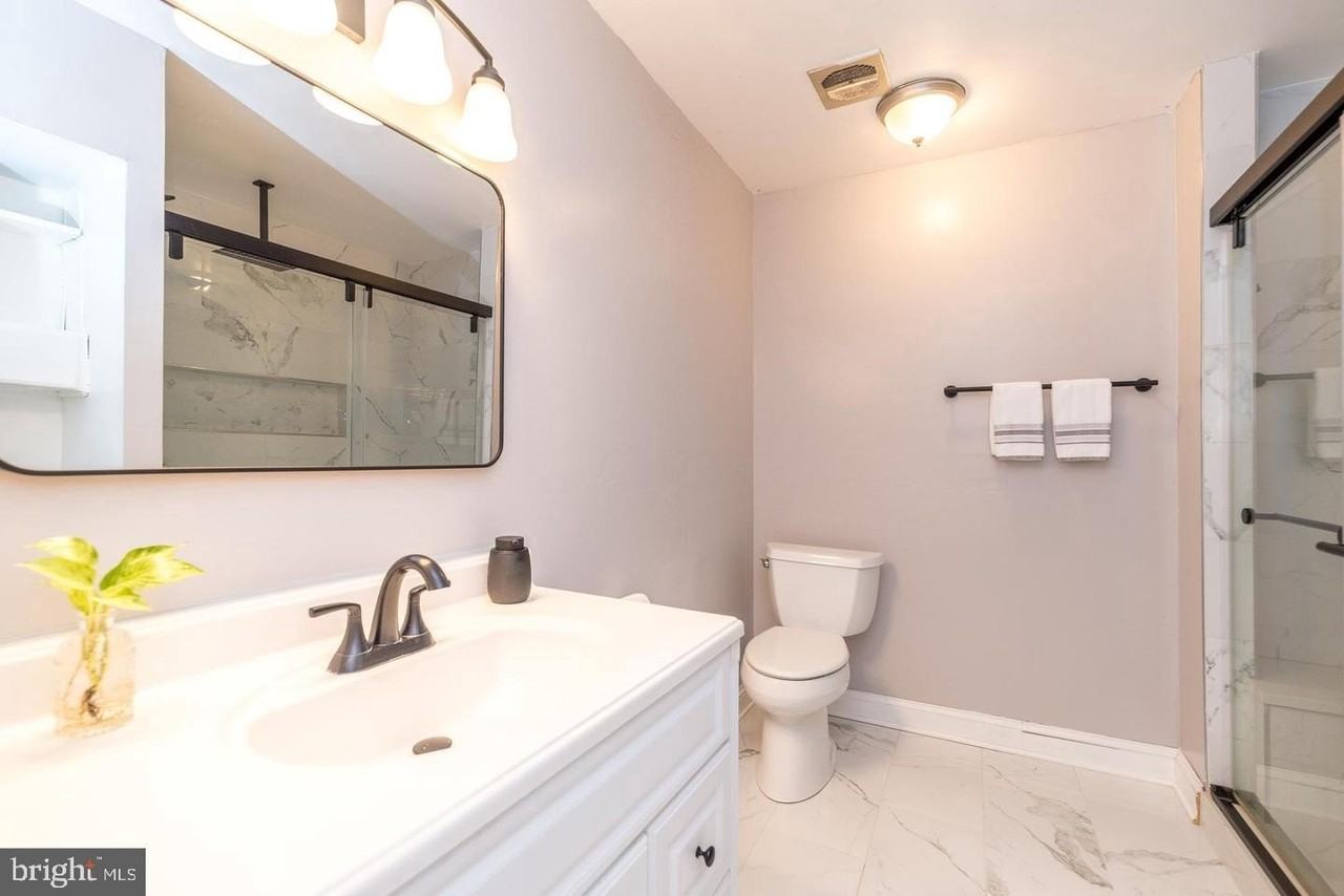 704 Yardley Cmns - Photo 7 of 11