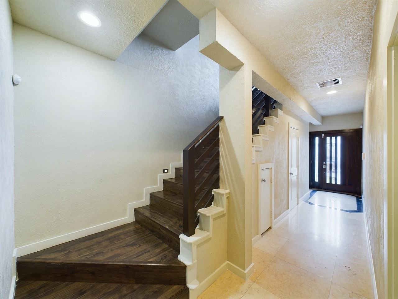 2607 Lawrence St - Photo 4 of 31
