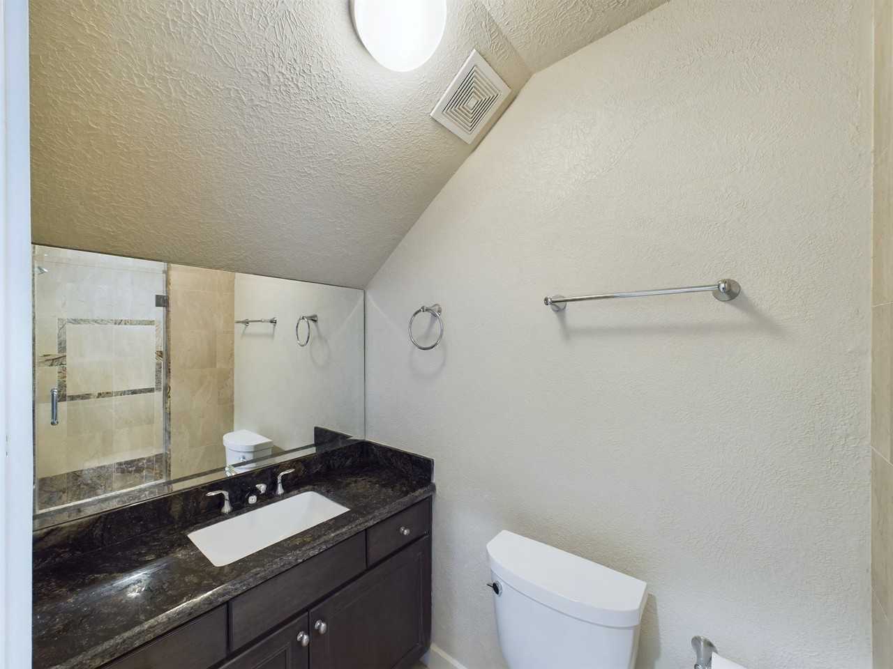 2607 Lawrence St - Photo 5 of 31