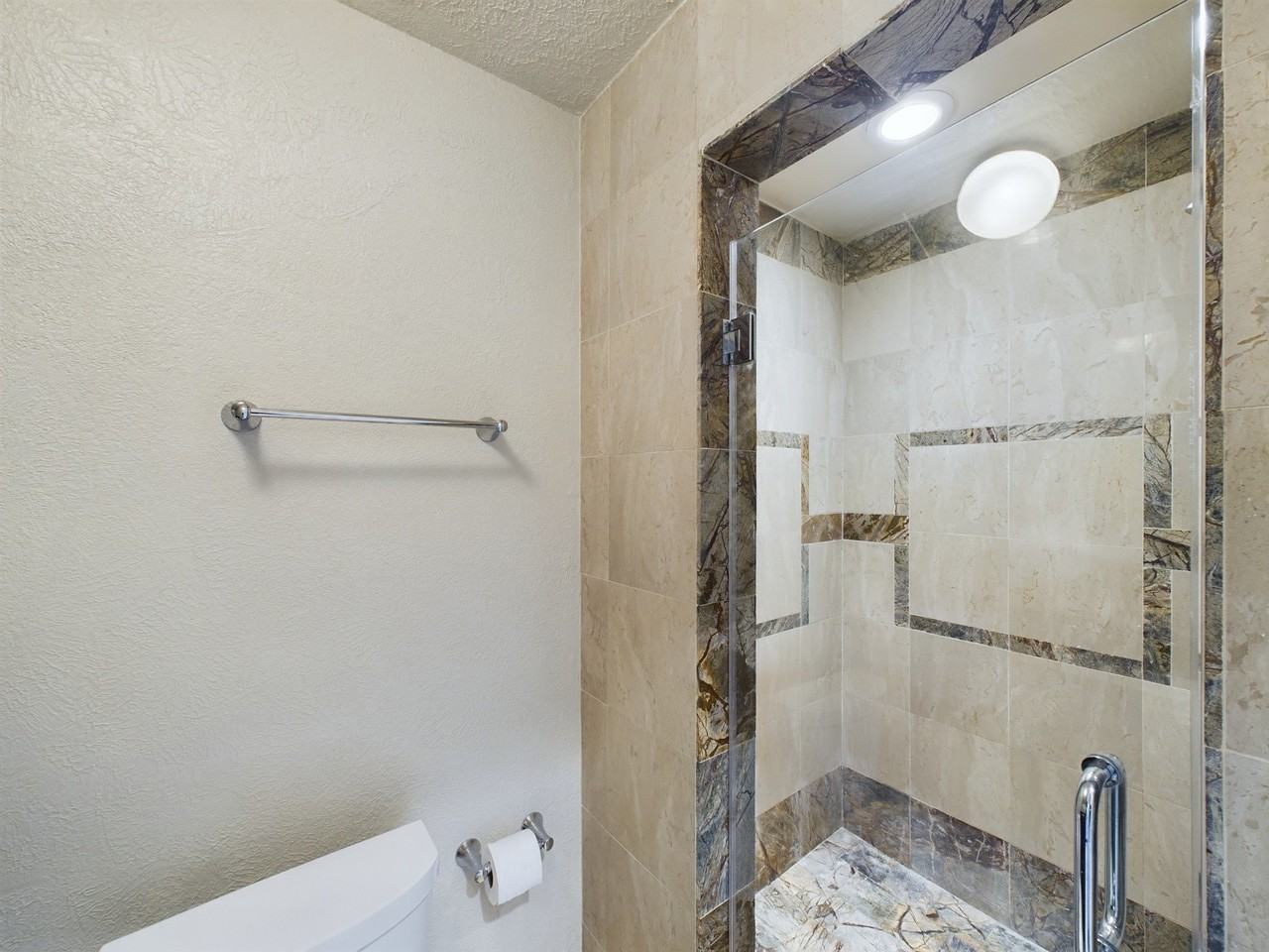 2607 Lawrence St - Photo 6 of 31