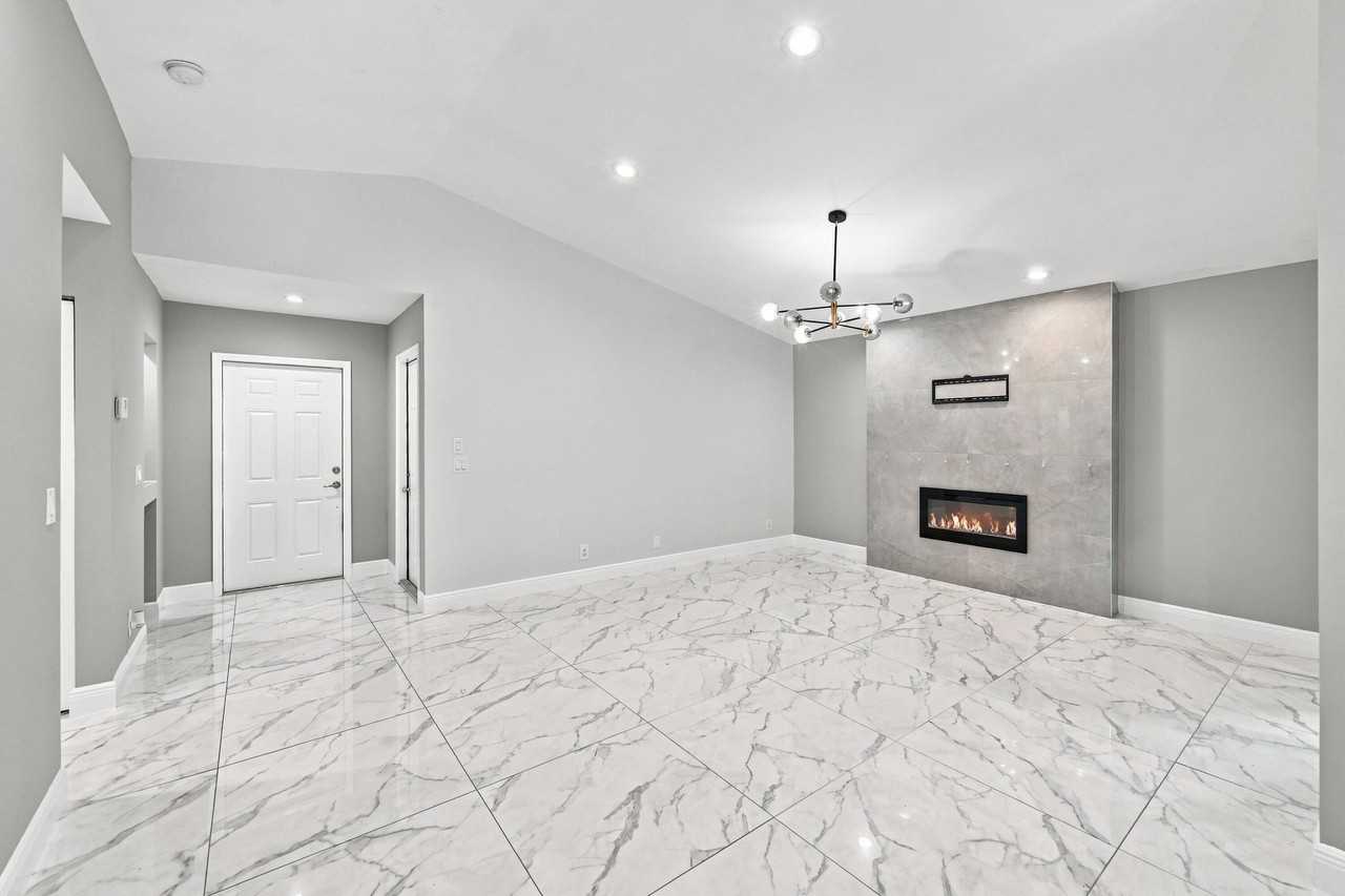 372 W Riverbend Dr - Photo 5 of 50