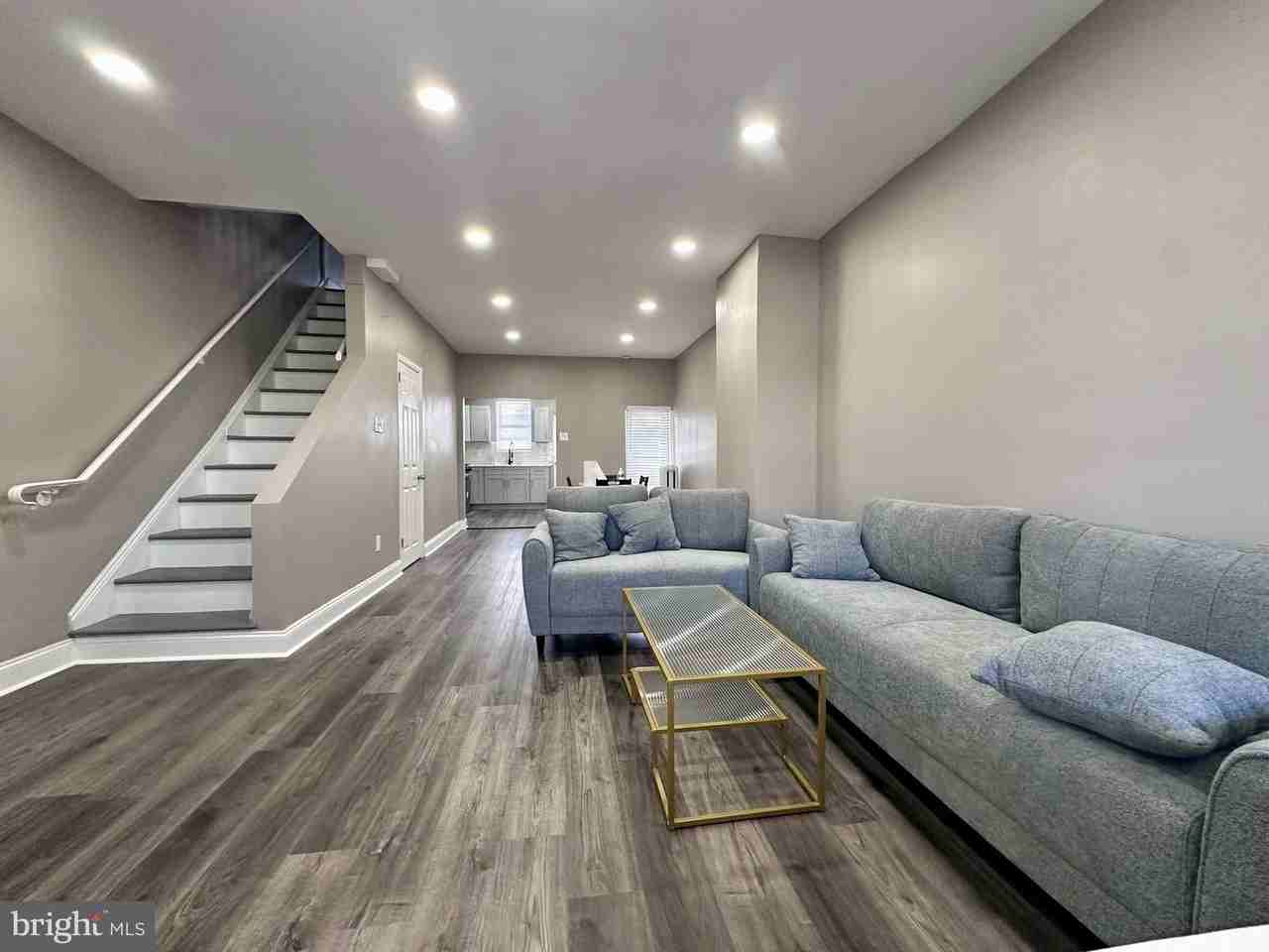 136 W Clarkson Ave