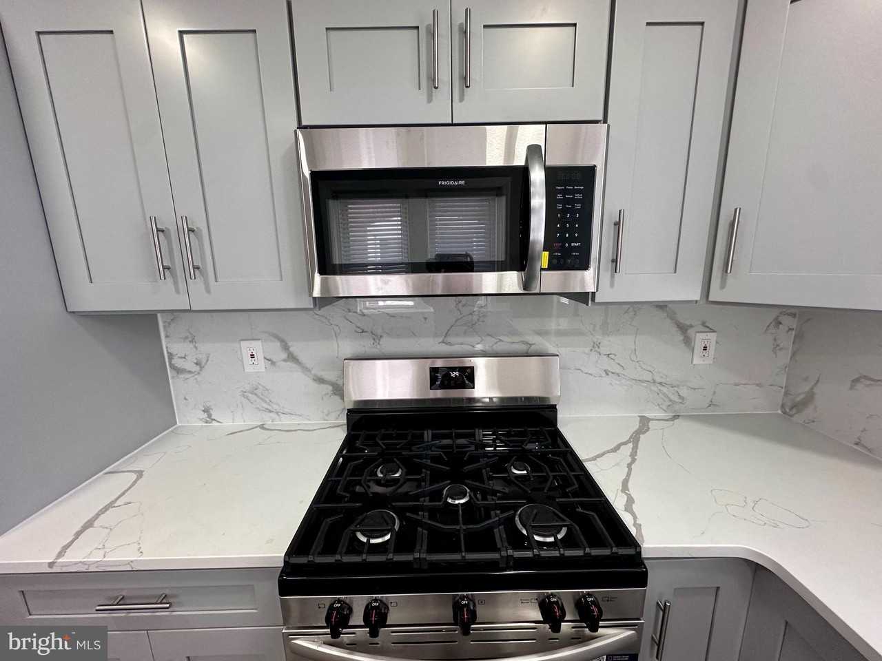 136 W Clarkson Ave - Photo 2 of 42