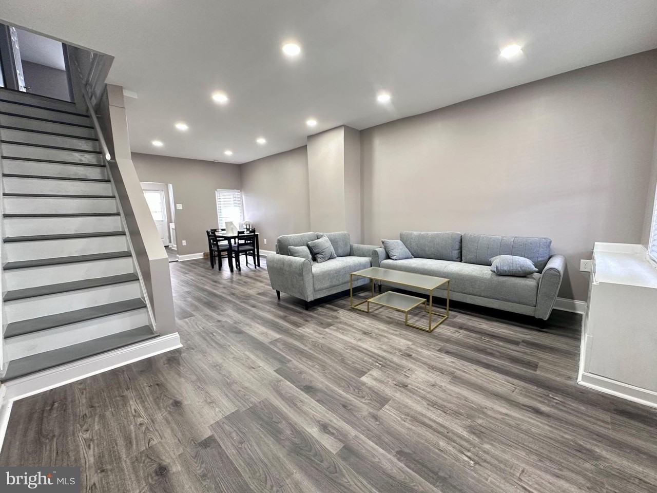 136 W Clarkson Ave - Photo 4 of 42
