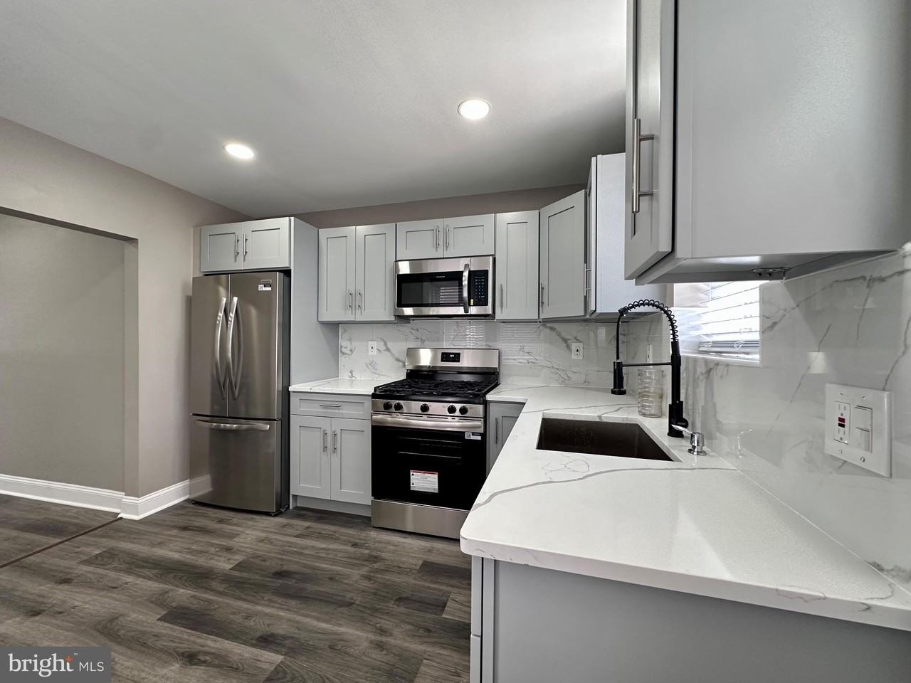136 W Clarkson Ave - Photo 5 of 42