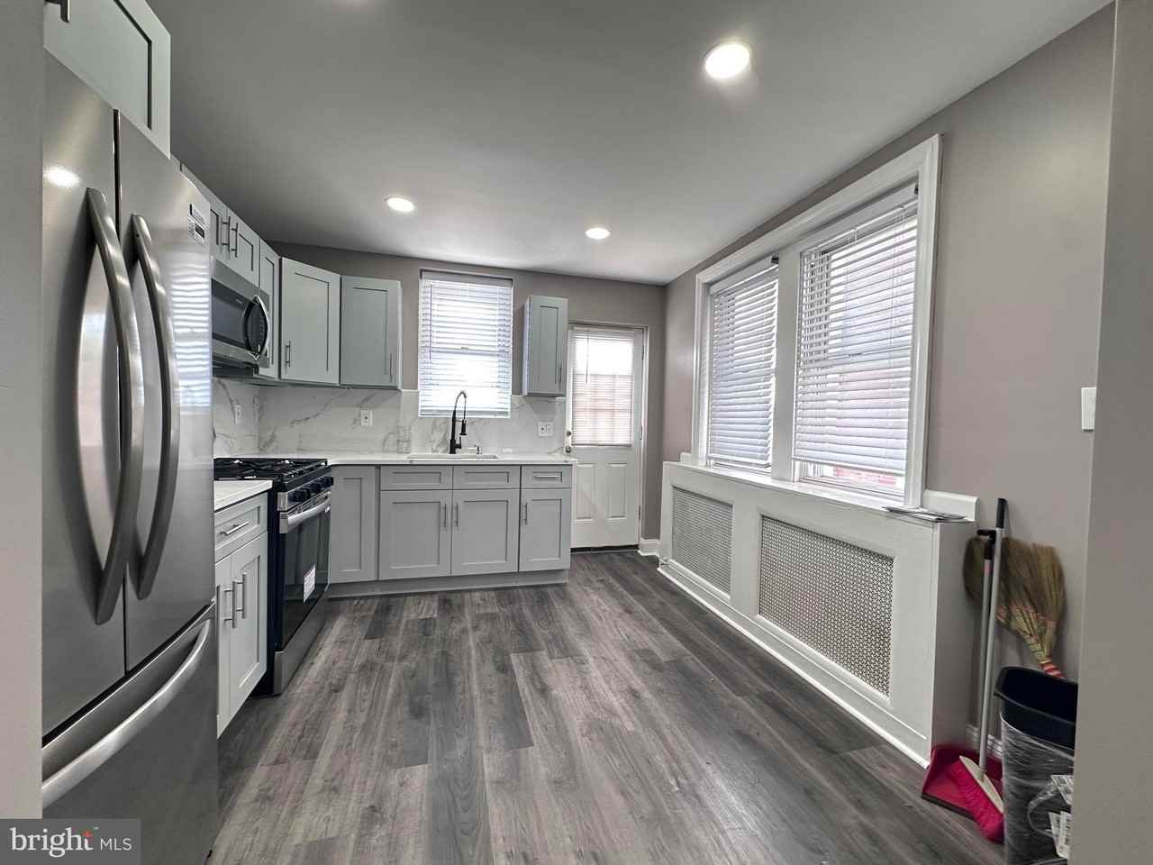 136 W Clarkson Ave - Photo 7 of 42