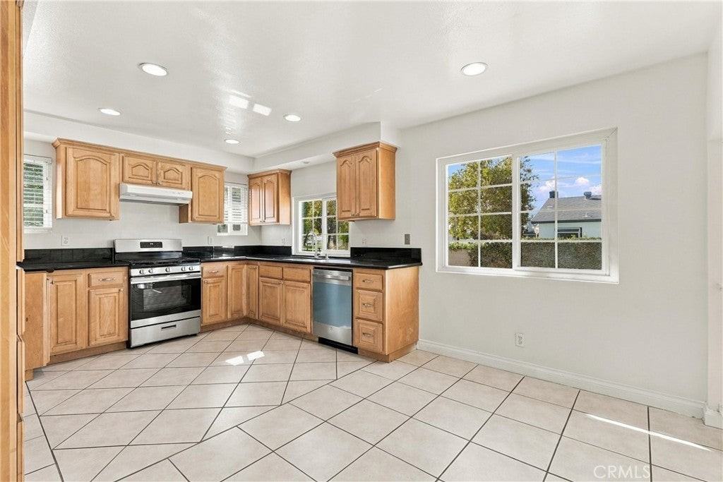 6912 Tahiti Dr - Photo 3 of 31