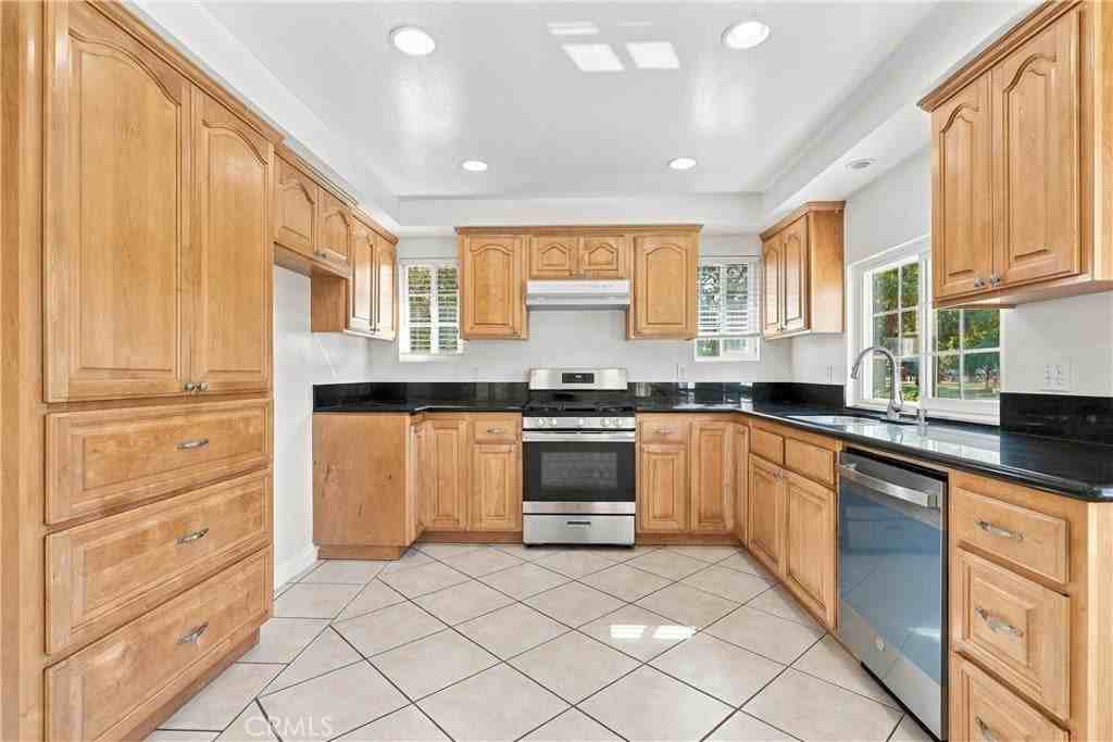 6912 Tahiti Dr - Photo 4 of 31