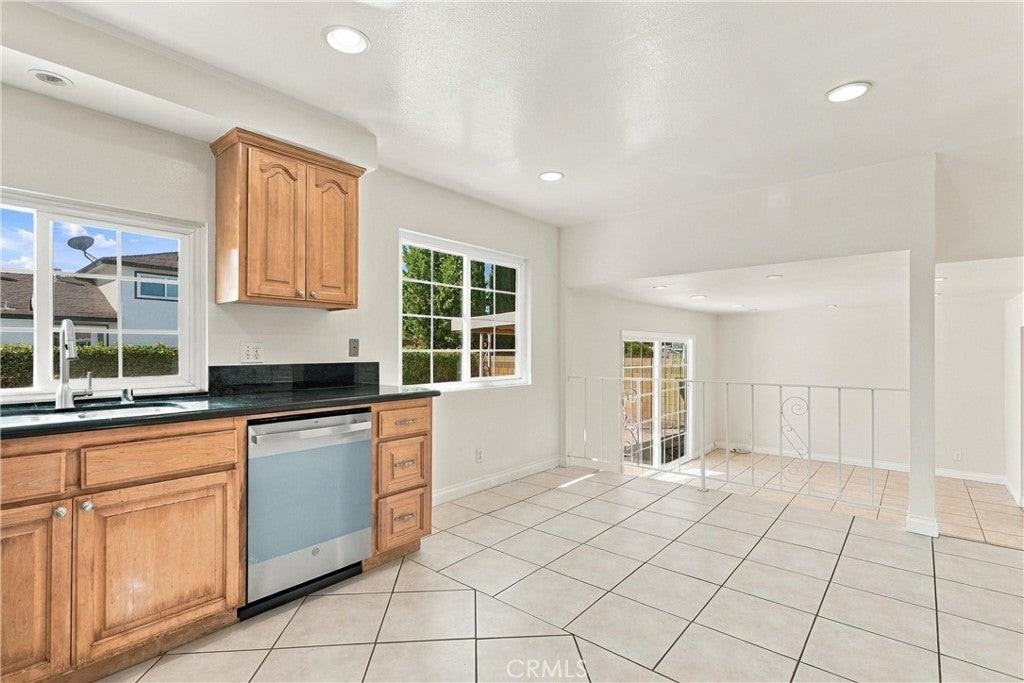 6912 Tahiti Dr - Photo 6 of 31