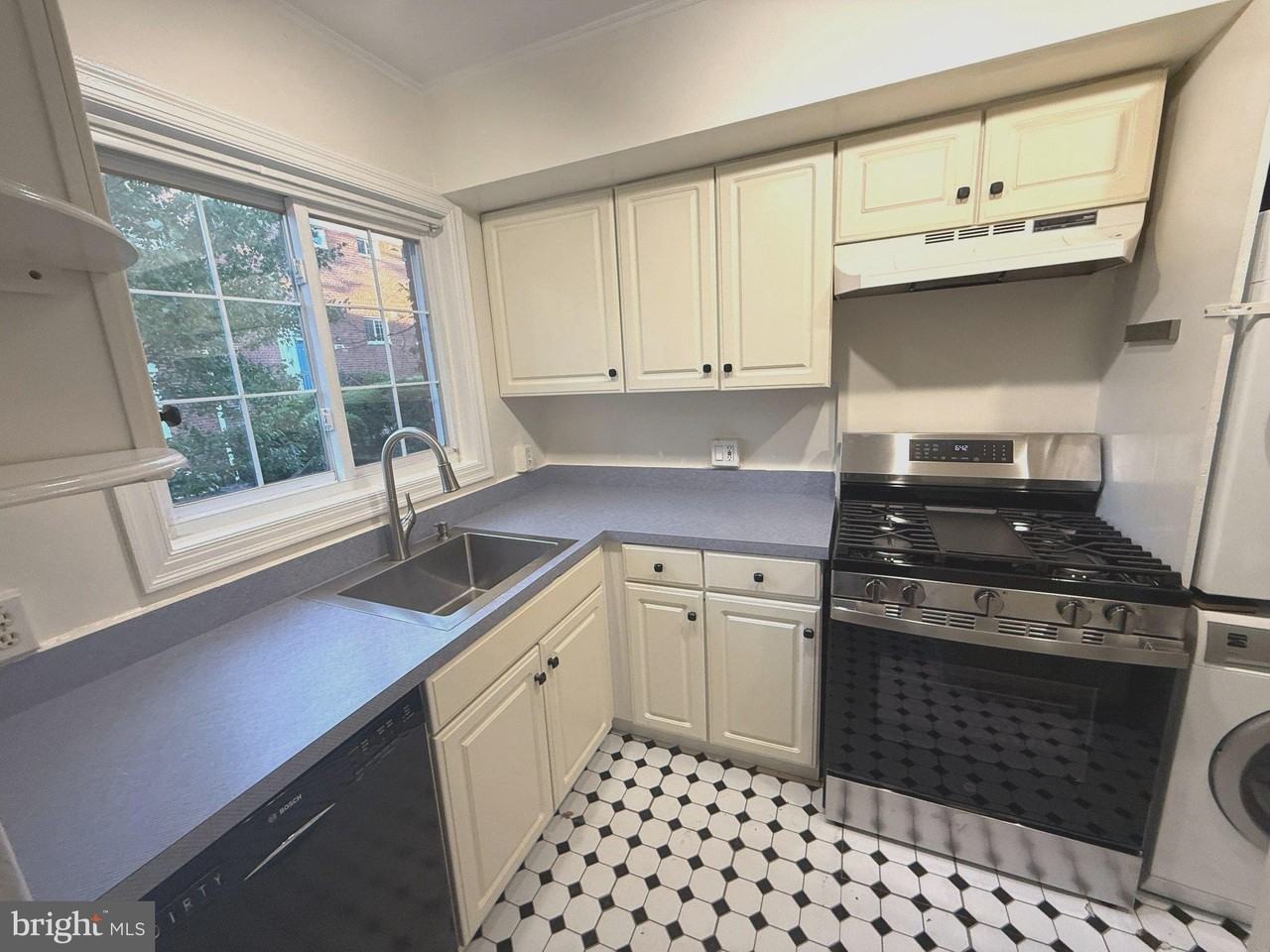 3328 Gunston Rd - Photo 3 of 21