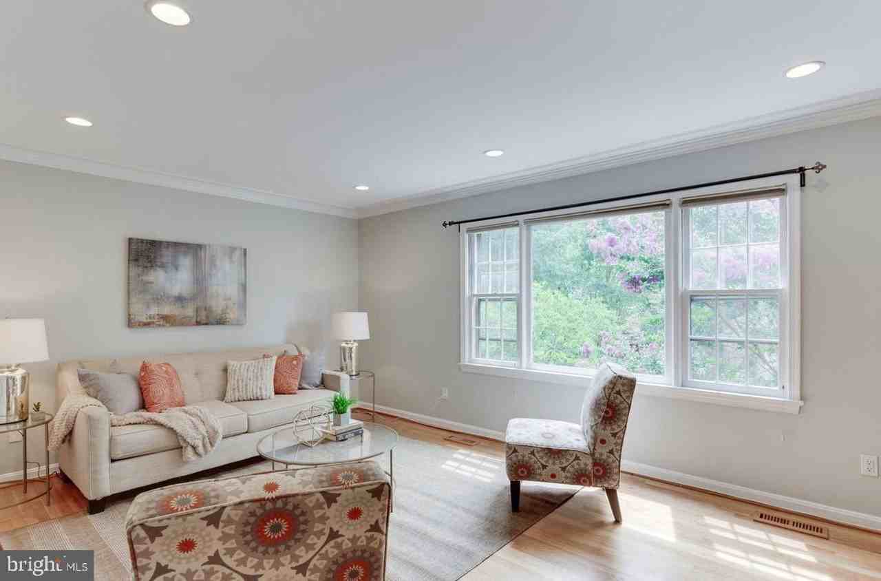 1556 Westmoreland St - Photo 4 of 17