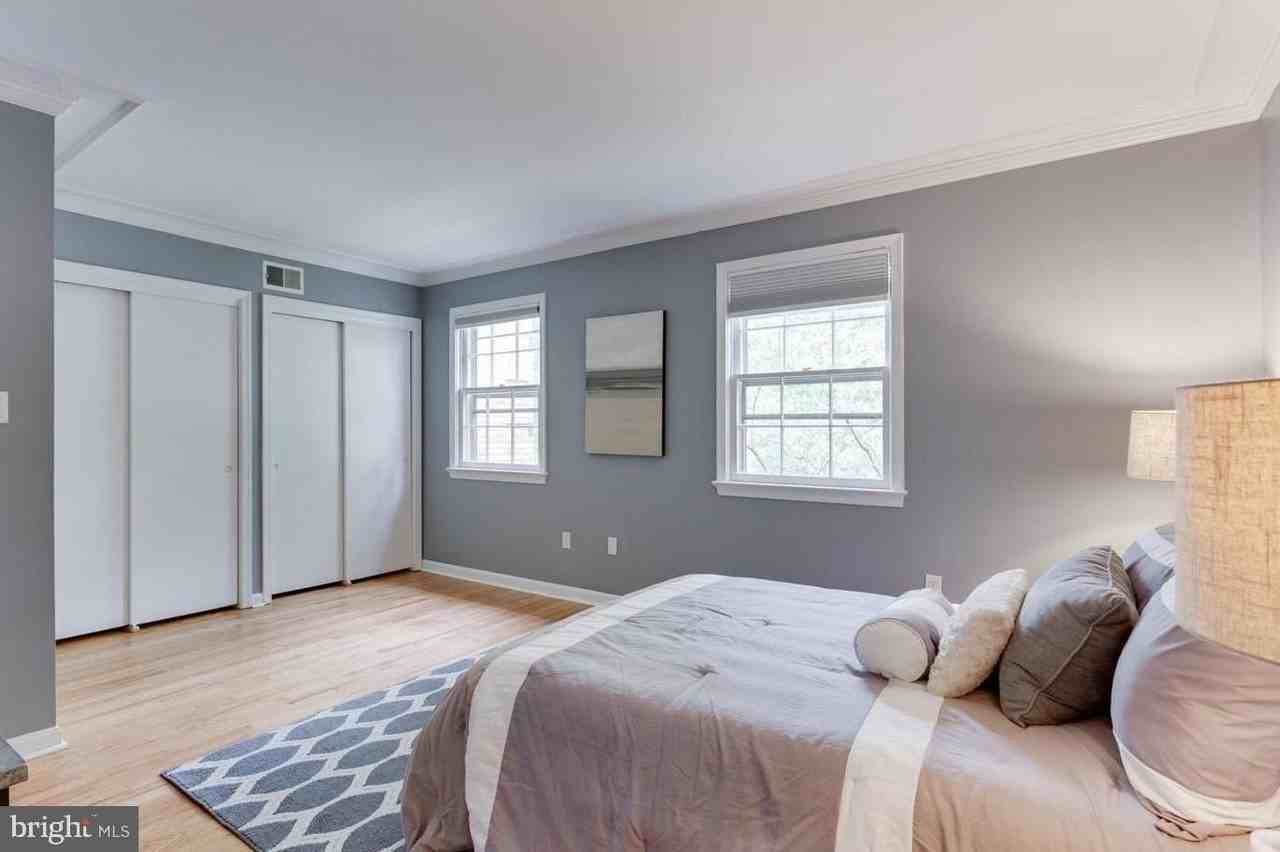 1556 Westmoreland St - Photo 7 of 17