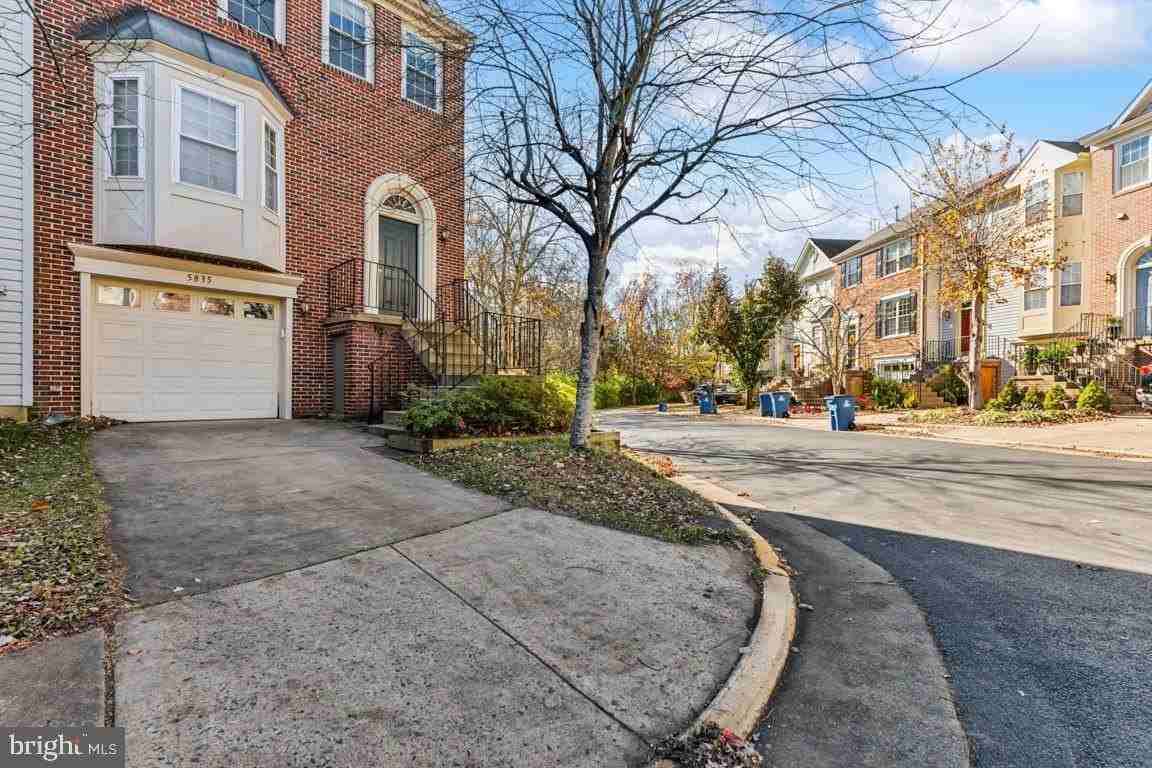 5835 Stream Pond Ct - Photo 5 of 40