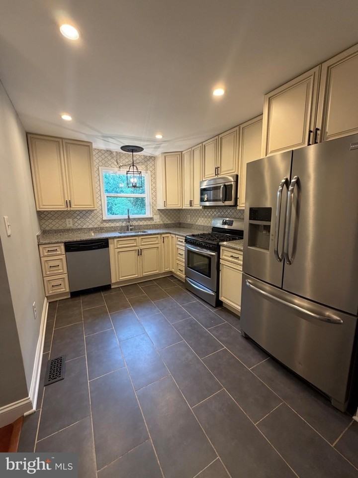 5705 Sailstone Ln - Photo 7 of 18