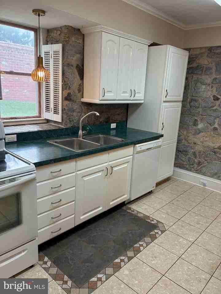 16 Catalpa Ct - Photo 2 of 25