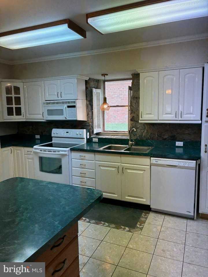 16 Catalpa Ct - Photo 5 of 25
