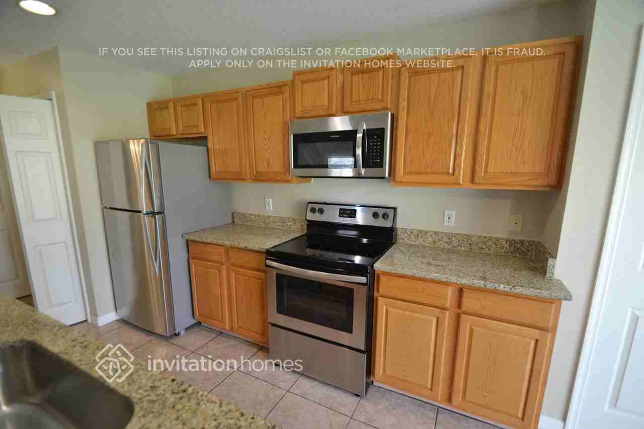 2159 Heathwood Cir - Photo 3 of 12