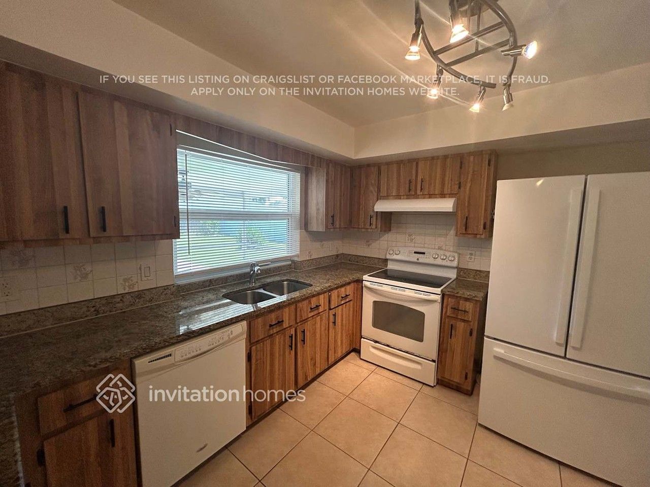 459 Se 17th Ave - Photo 3 of 12