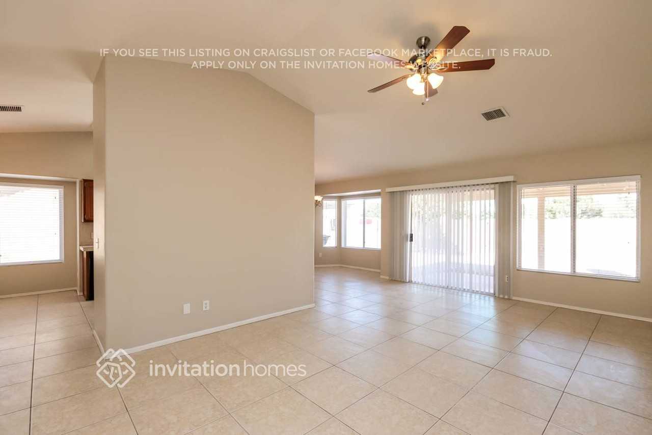 1014 E Hearne Way - Photo 3 of 17