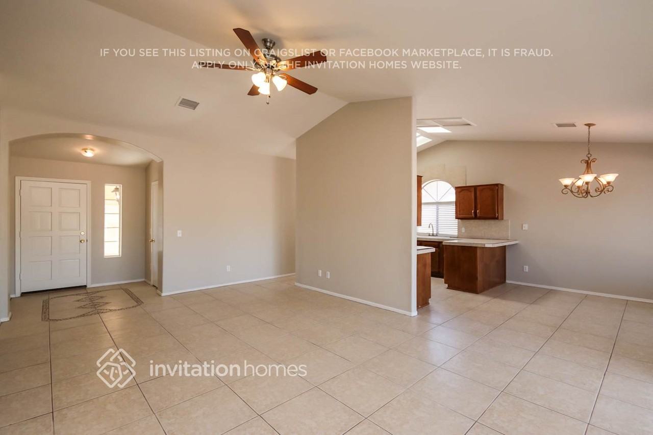 1014 E Hearne Way - Photo 4 of 17