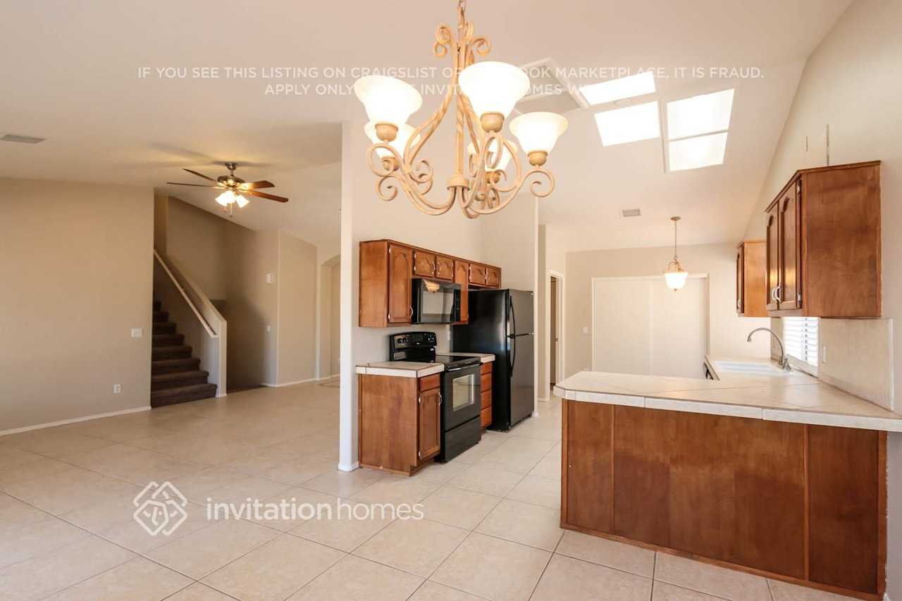 1014 E Hearne Way - Photo 6 of 17