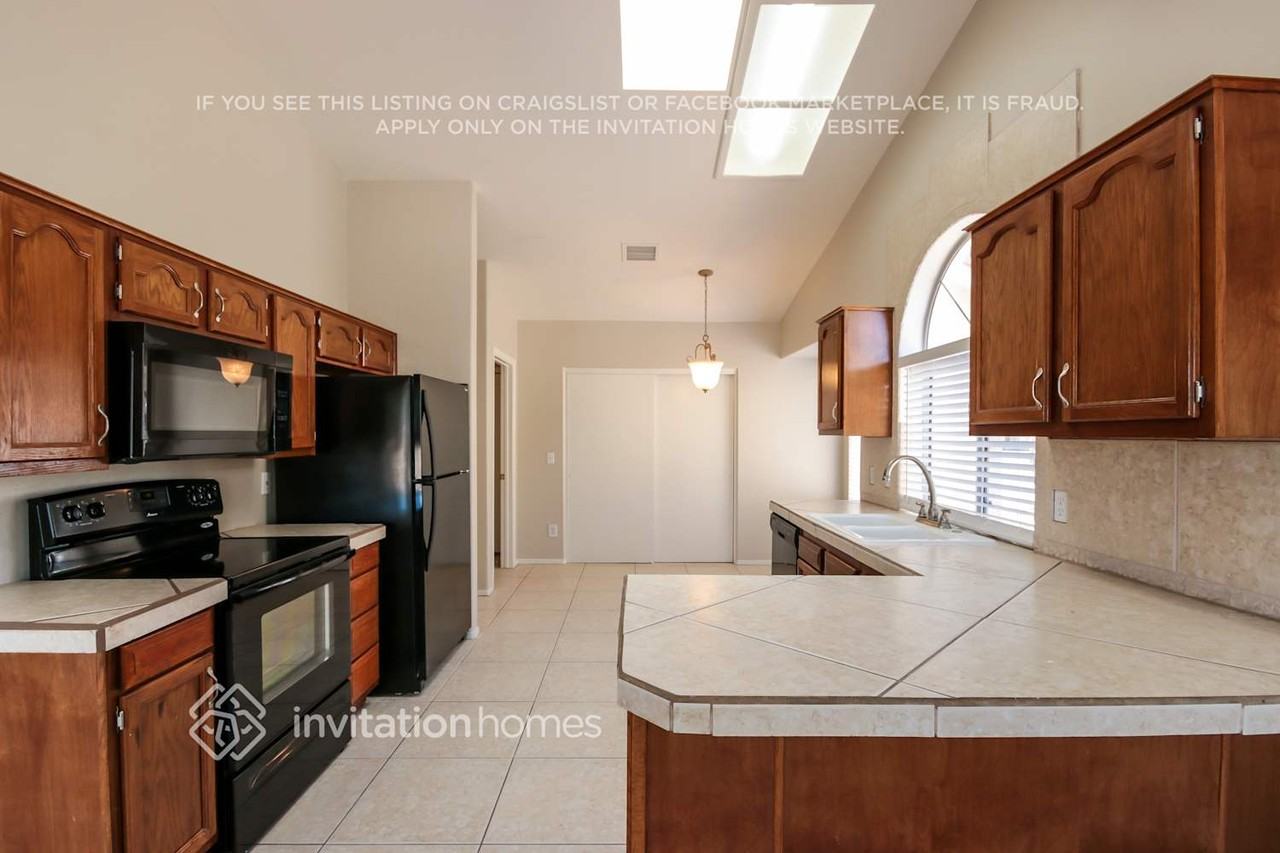 1014 E Hearne Way - Photo 7 of 17