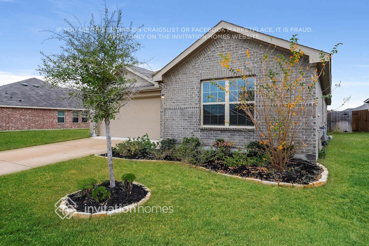 441 Pollyann Trl - Photo 2 of 16