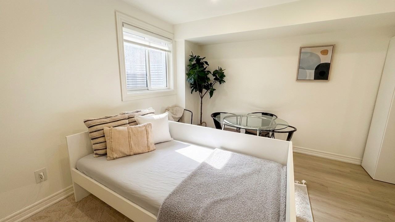 910 St Clarens Ave - Photo 5 of 12