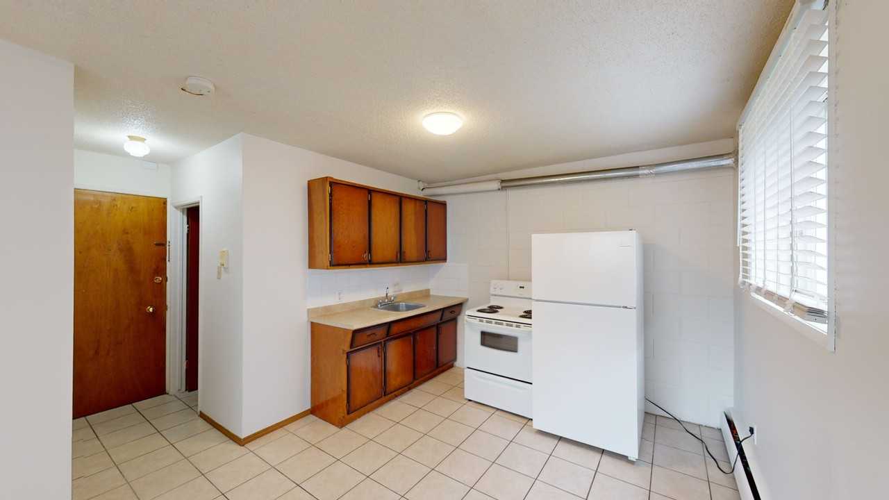 128 26 Ave Nw - Photo 4 of 6