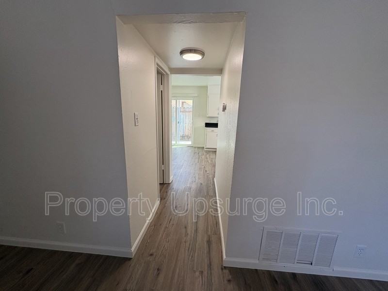 623 W 16th St - Photo 4 of 16