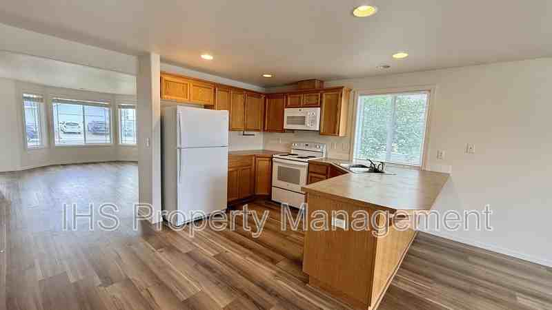 4010 Dartmoor Ln - Photo 2 of 11