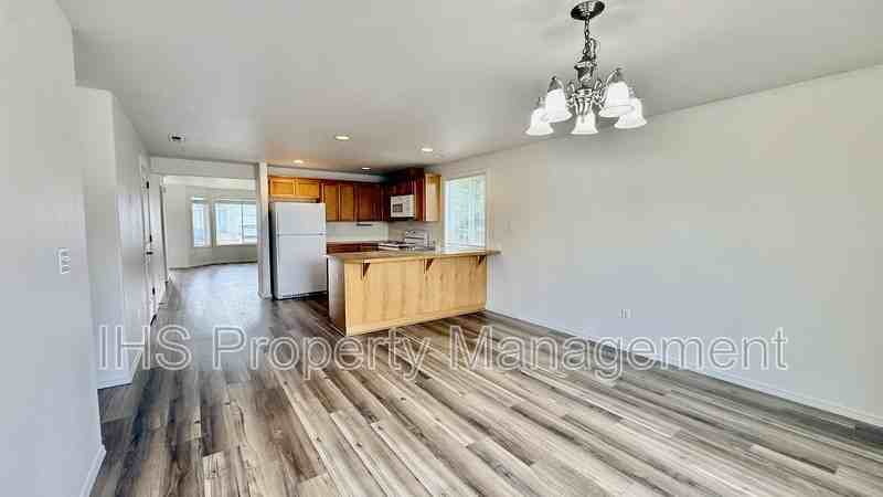 4010 Dartmoor Ln - Photo 3 of 11