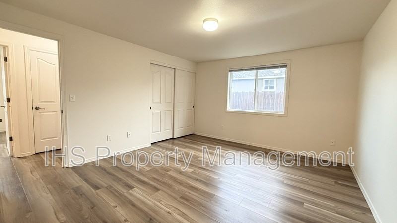 4010 Dartmoor Ln - Photo 4 of 11