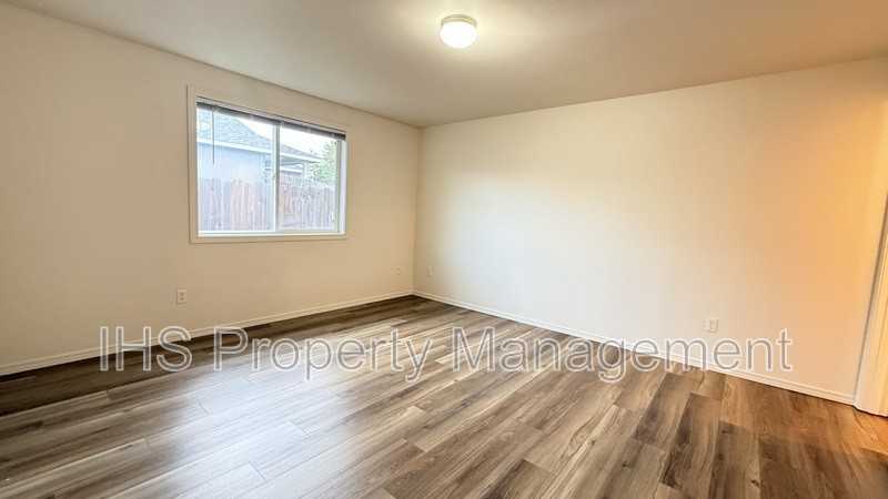4010 Dartmoor Ln - Photo 5 of 11
