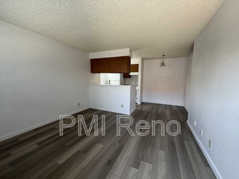 1015 Locust St #B - Photo 2 of 8