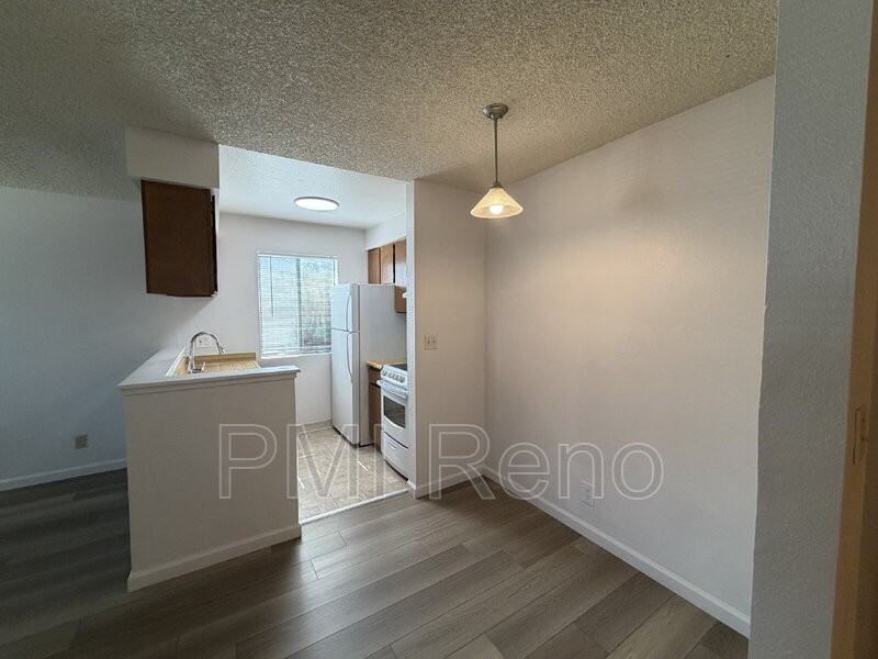 1015 Locust St #B - Photo 3 of 8