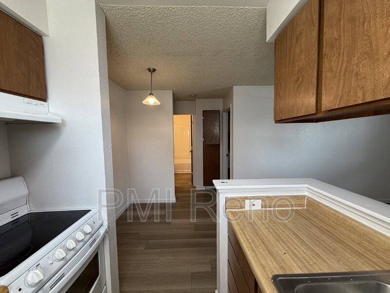 1015 Locust St #B - Photo 4 of 8