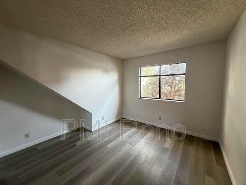 1015 Locust St #B - Photo 5 of 8