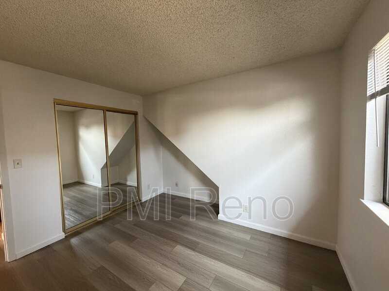 1015 Locust St #B - Photo 6 of 8