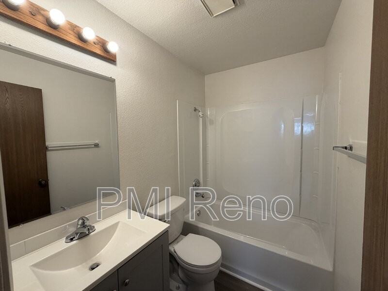 1015 Locust St #B - Photo 7 of 8