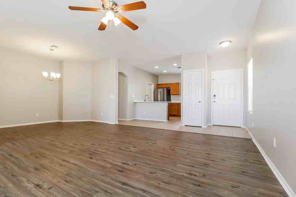 17792 W Paradise Ln - Photo 5 of 16