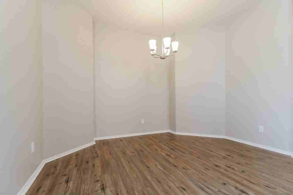 17792 W Paradise Ln - Photo 6 of 16