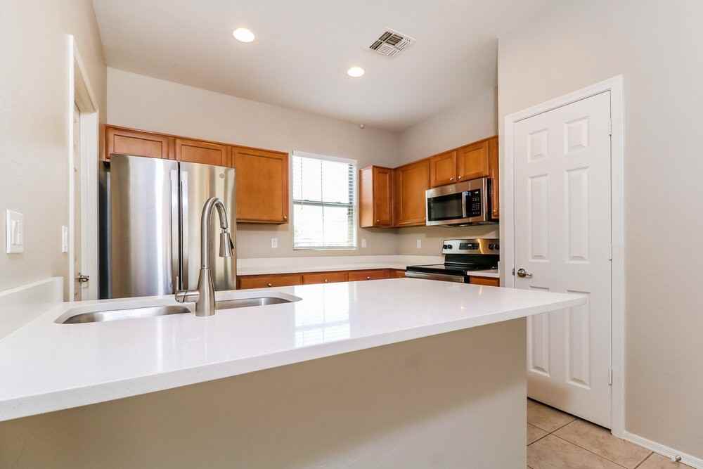 17792 W Paradise Ln - Photo 7 of 16