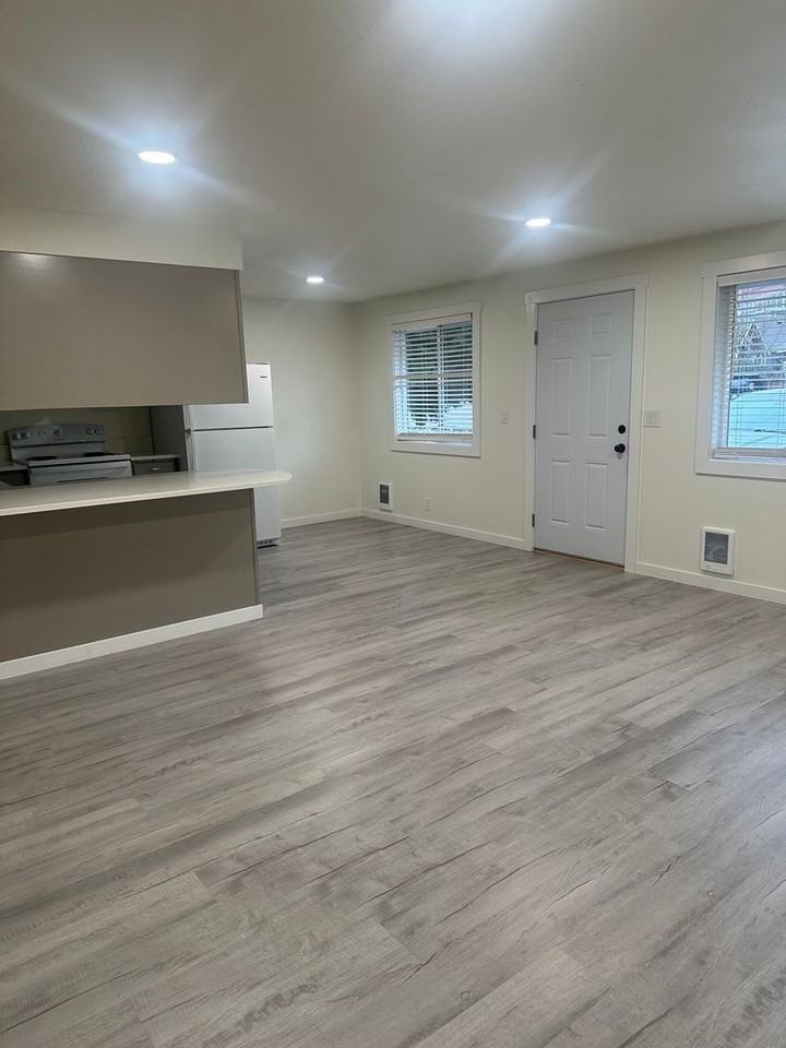 Tiki Apartments - Photo 3 of 16
