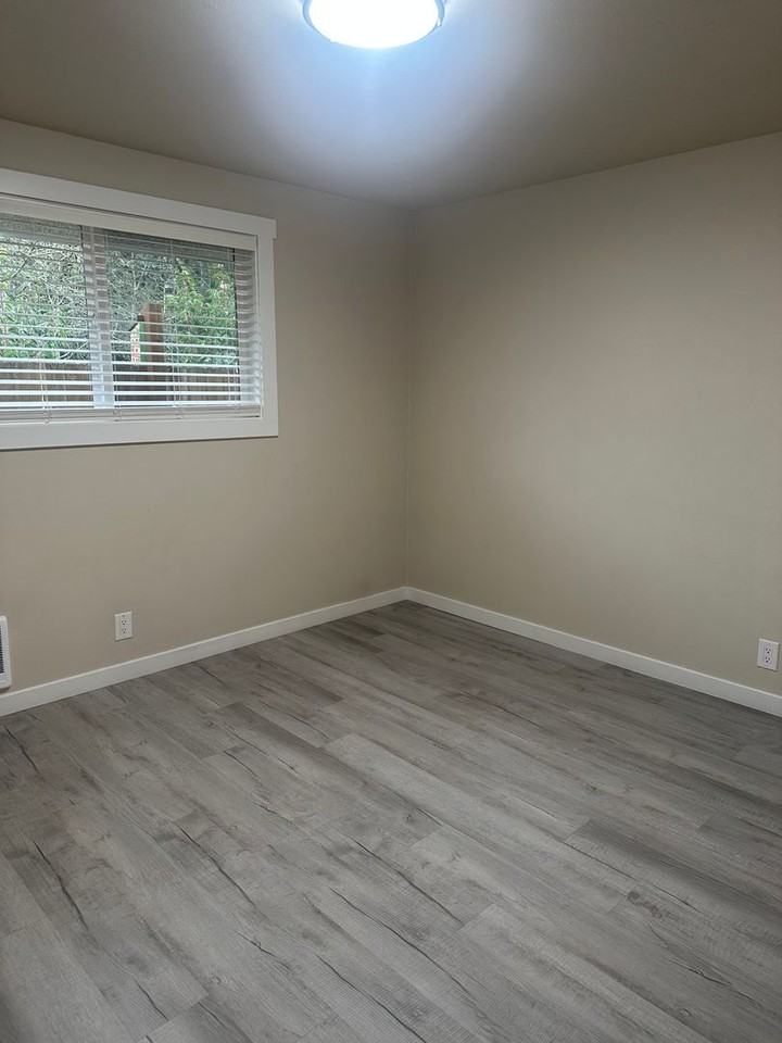 Tiki Apartments - Photo 4 of 16